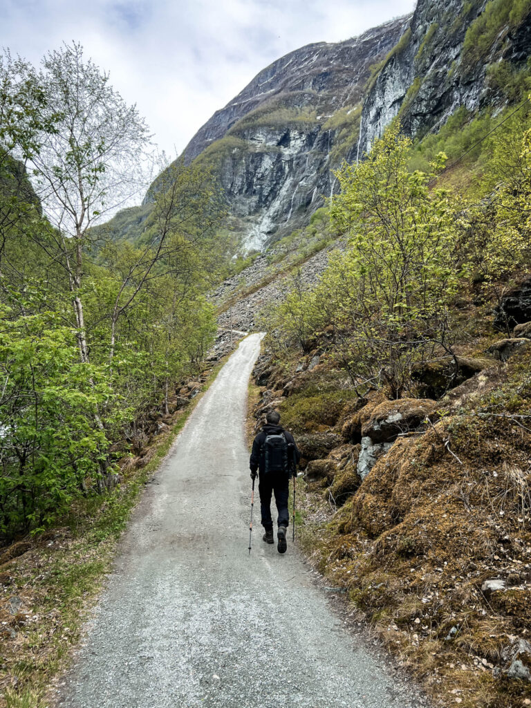 Hiking to Vettisfossen waterfall