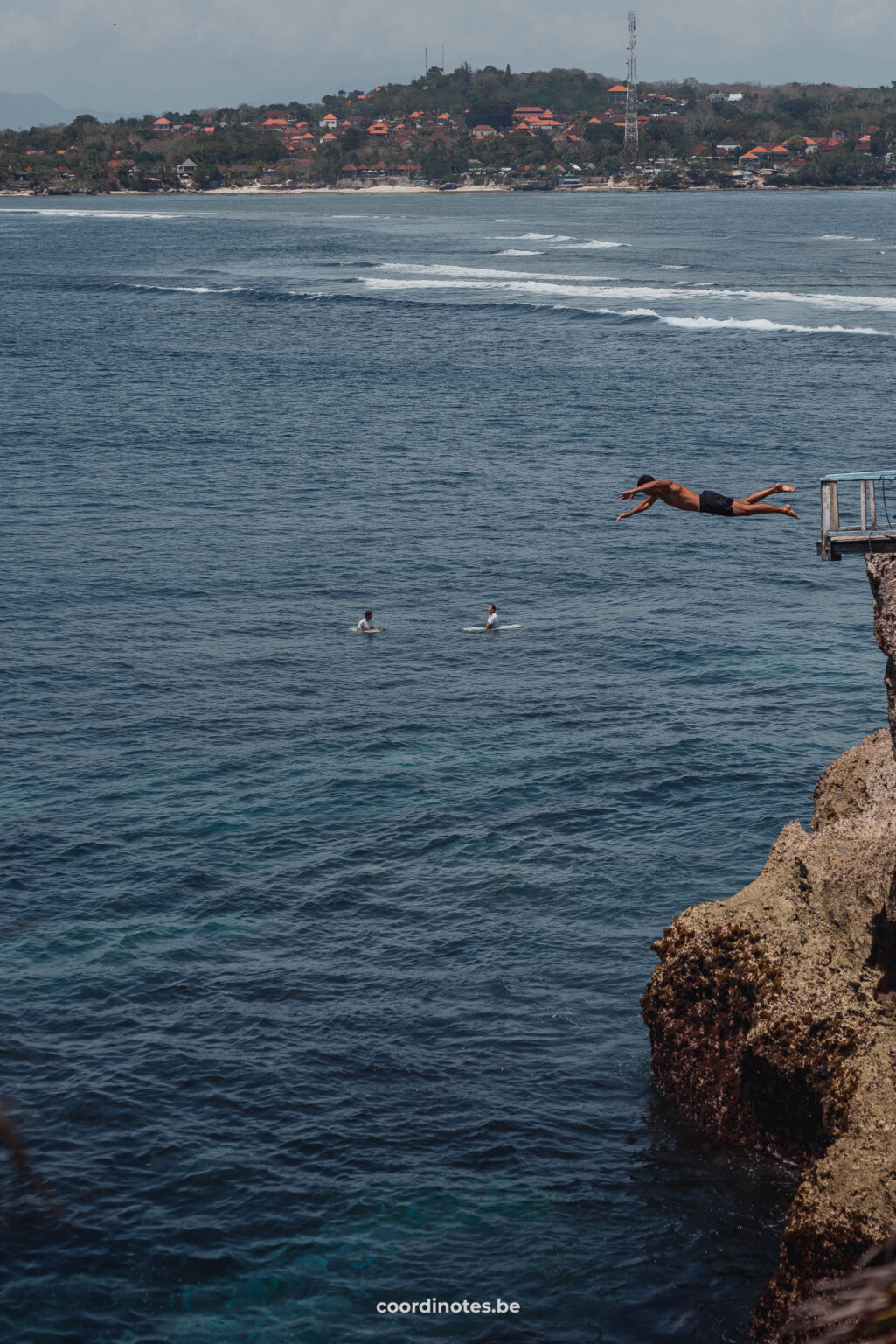 Cliff diving in Nusa Ceningan, one of the most spectacular things to do on Nusa Lembongan